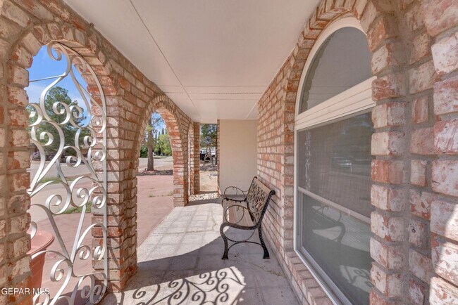 Building Photo - Come to check this beautiful house 4 bedrooms, possible 5th bed and 3 baths.