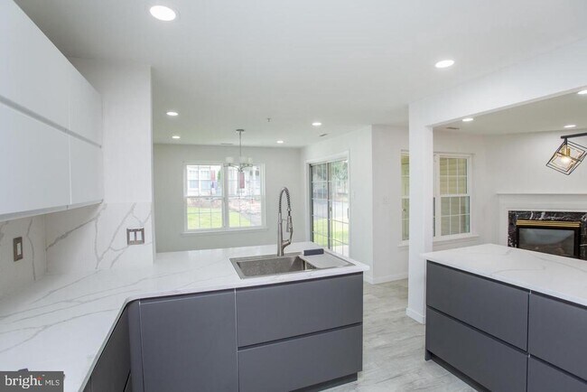 Building Photo - 605 Julian Dr W