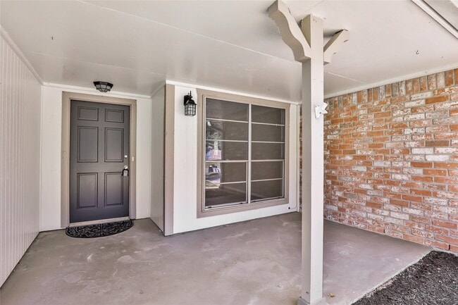 Building Photo - 2022 Fir Springs Dr