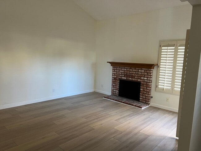 Building Photo - La Ventana Townhouse in Ventura