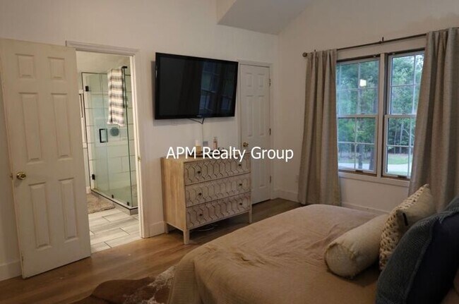 Building Photo - Private Country Feel Close to Downtown Chapin