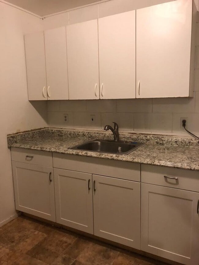 Building Photo - 4/1.5 $1950