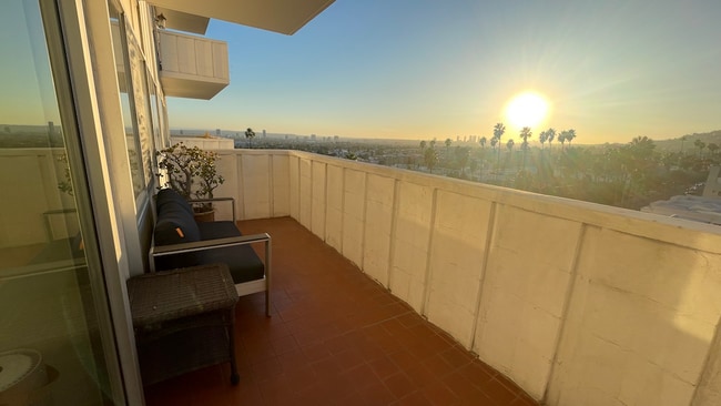 Building Photo - 7135 Hollywood Blvd