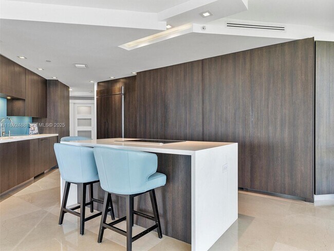 Building Photo - 4000 Island Blvd