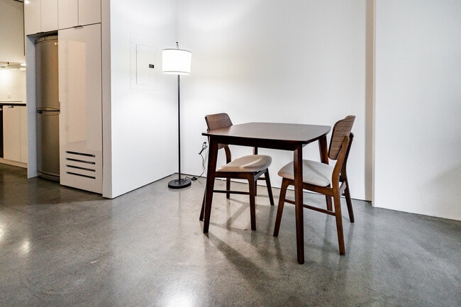 Building Photo - 18 10th St