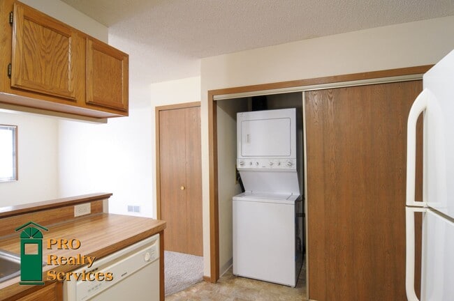 Building Photo - 2 Bedroom Townhome in Oakdale