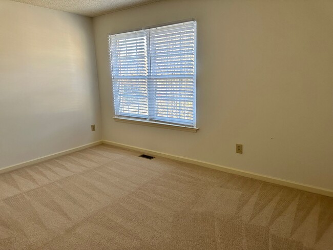 Building Photo - Townhouse in Chisel Run! Available Now