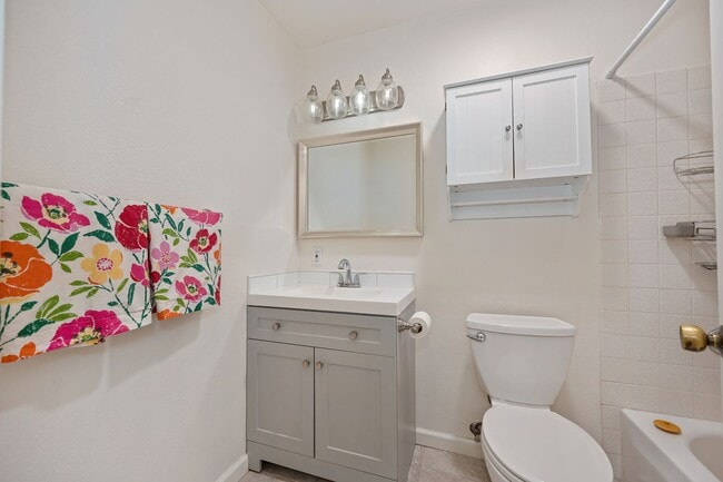 Building Photo - Beautifully Renovated Unit