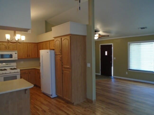 Building Photo - 3 BED 2 BATH HOUSE WITH FENCED BACKYARD IN SHASTA LAKE