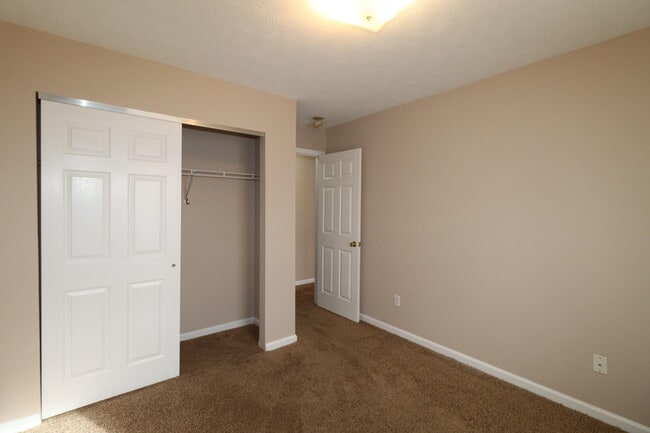 Building Photo - 100-102 Aubrey Dr