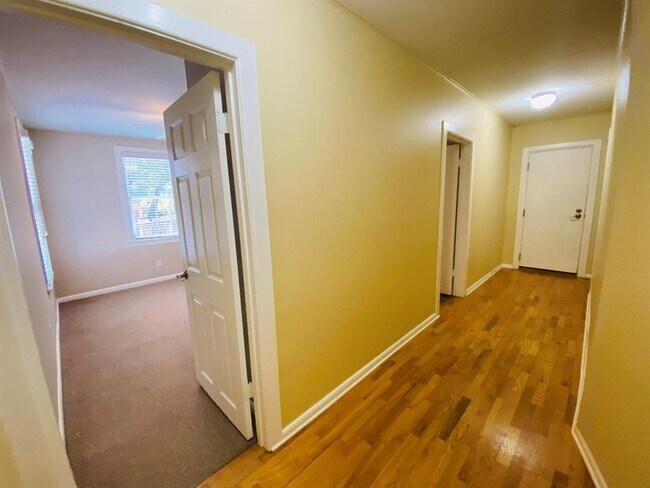 Building Photo - 521 E Live Oak St