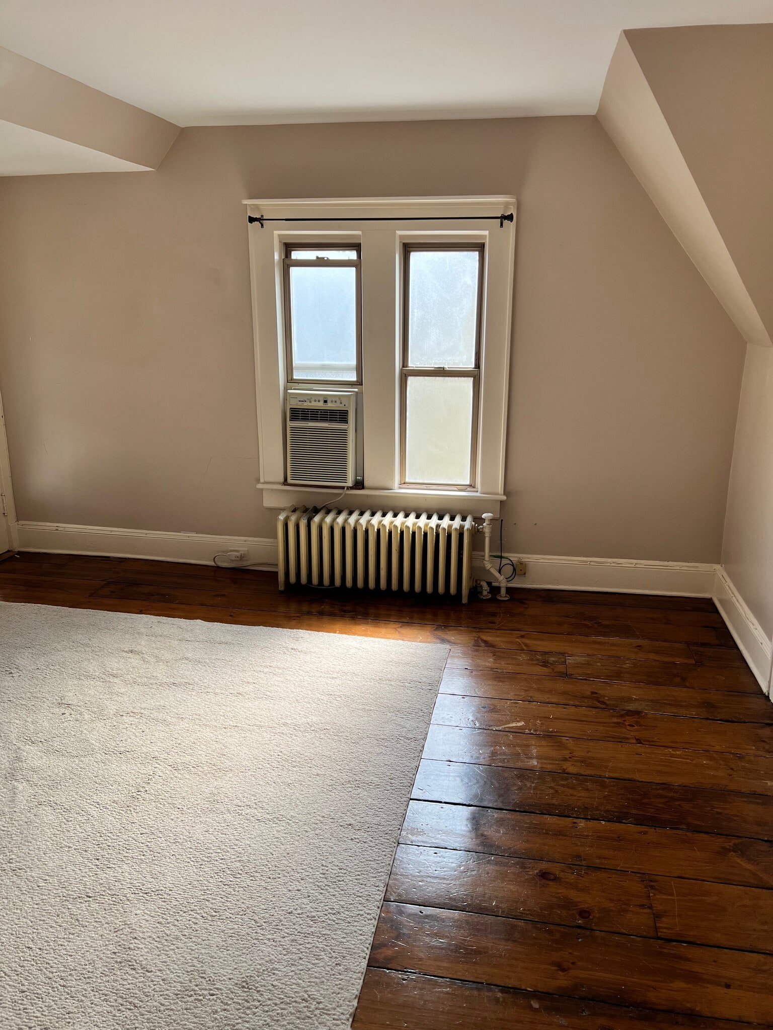 Living room - 136 E 9th St