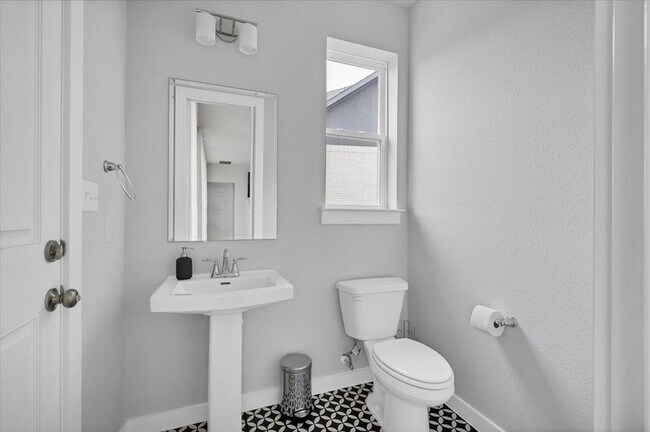 Building Photo - 135 Independence Dr