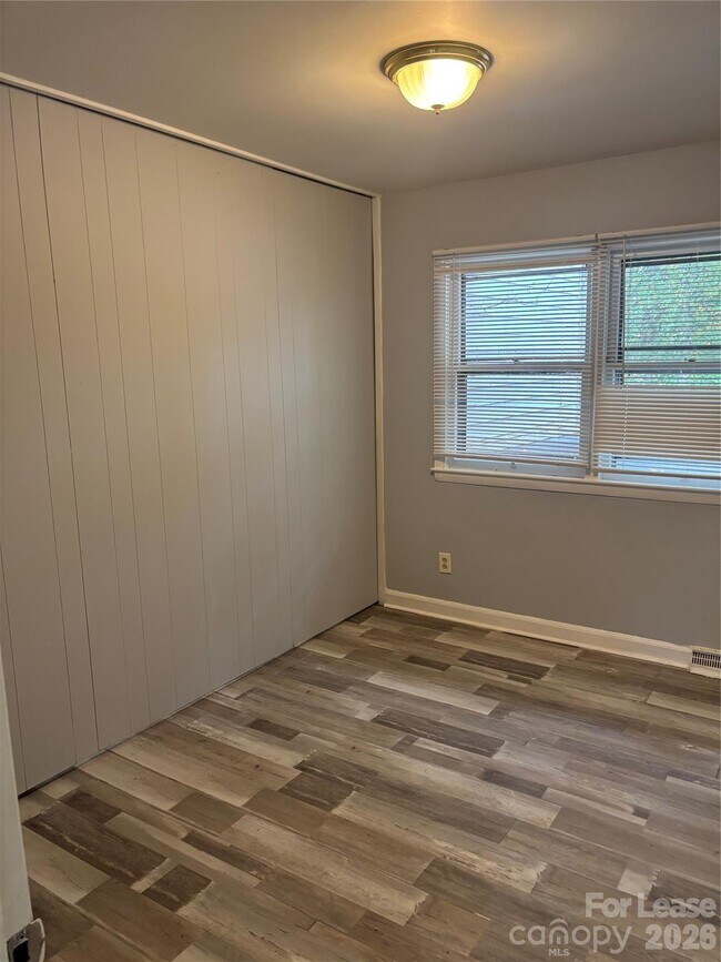 Building Photo - 6225 Branch Hill Cir