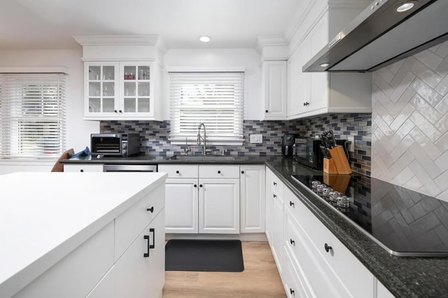 Building Photo - 1326