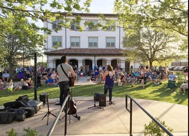 Building Photo - 900 Hillside Ln