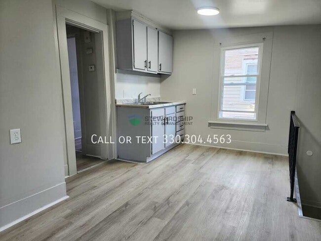 Building Photo - 149 Rhodes Ave