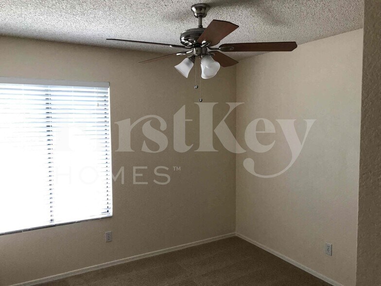 Building Photo - 4110 W Questa Dr