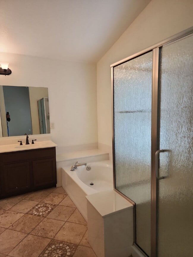 Building Photo - "Spacious 4-Bedroom Glendale Gem with Granite Elegance - 2018 Sq Ft of Comfort!"