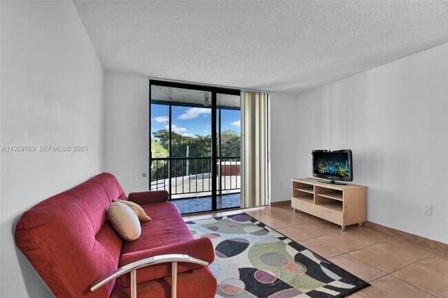 Building Photo - 9682 Fontainebleau Blvd