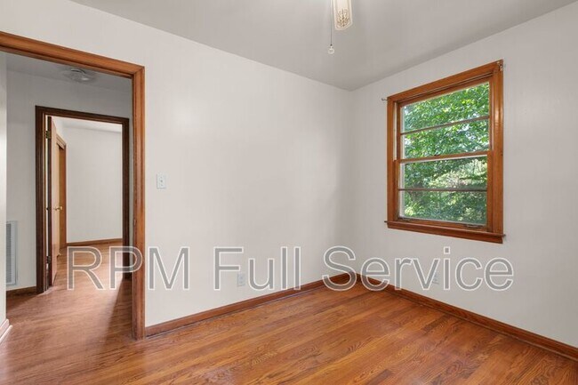 Building Photo - 570 Carol Dr