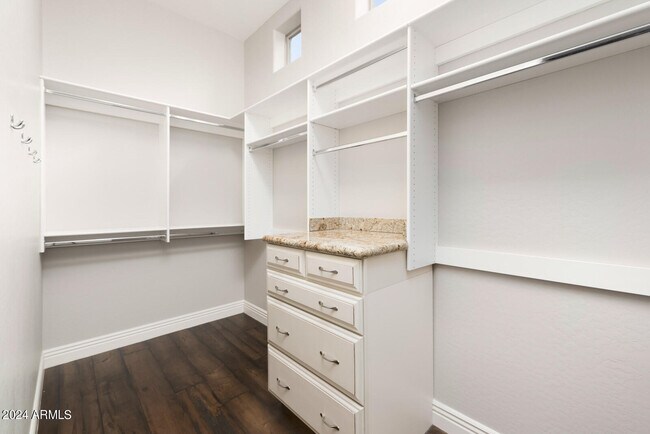 Building Photo - 9901 E Edgestone Dr