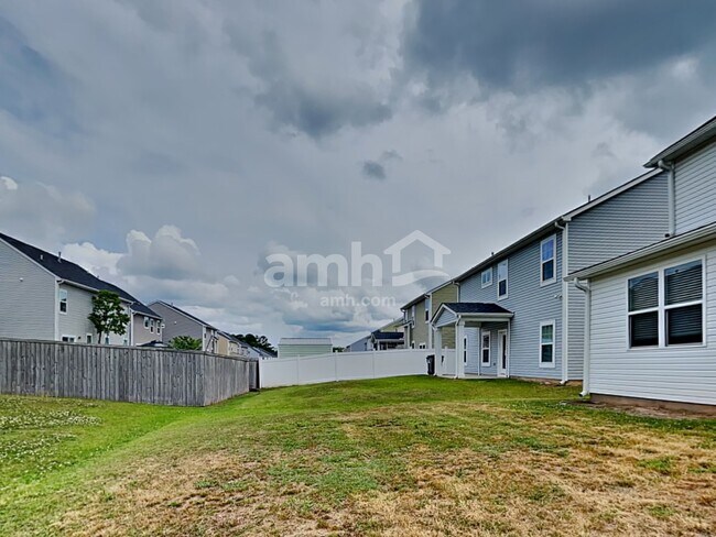 Building Photo - 526 Lateleaf Dr