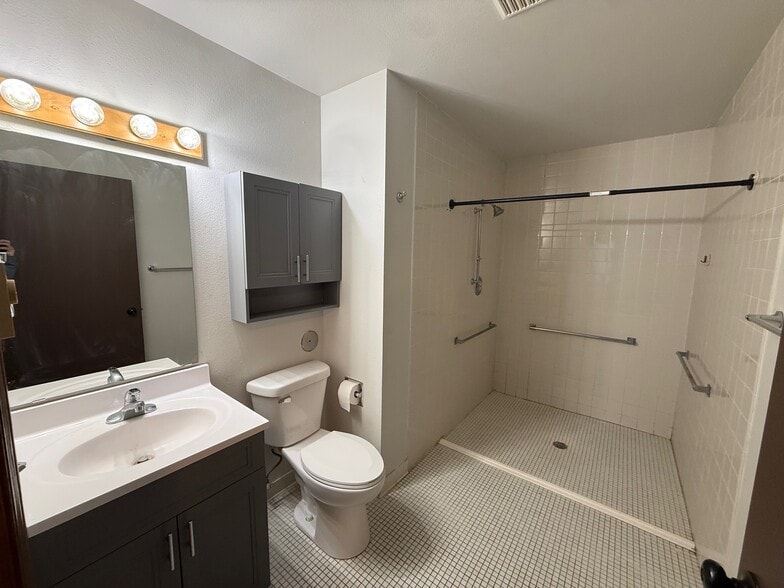 Building Photo - 1035 Green Bay St