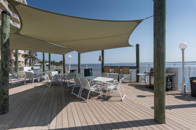 Building Photo - Very spacious 4 bd 3 bath Penthouse on the...