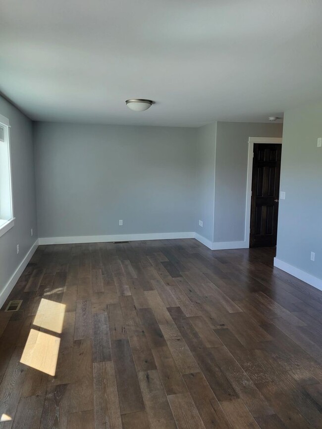 Building Photo - 3 Bedroom, 2 1/2 Bathroom Townhouse -2 wee...