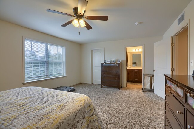 Building Photo - 4 bedroom townhome