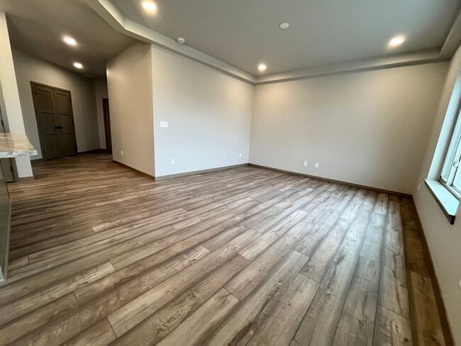 Building Photo - Spacious 2 Bed/2 Bath House with 3 Car Garage!