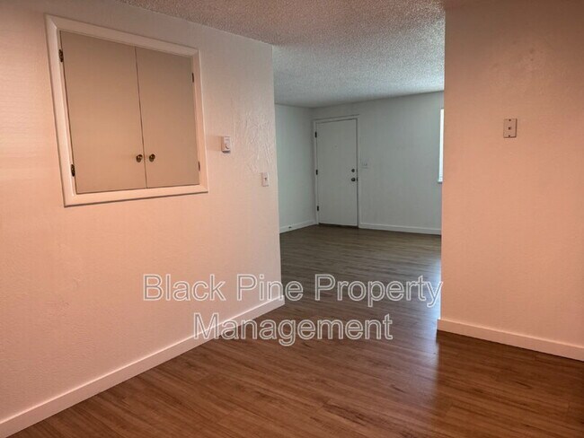 Building Photo - 137 Davis Ave