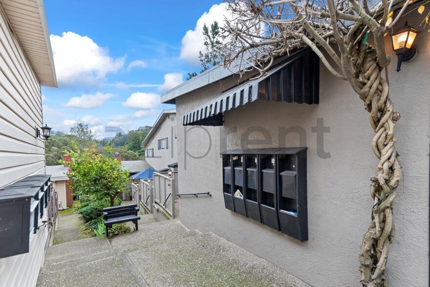 Building Photo - Unit A
