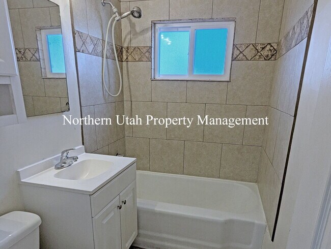 Building Photo - Upper Unit - 2 Bed 1 Bath