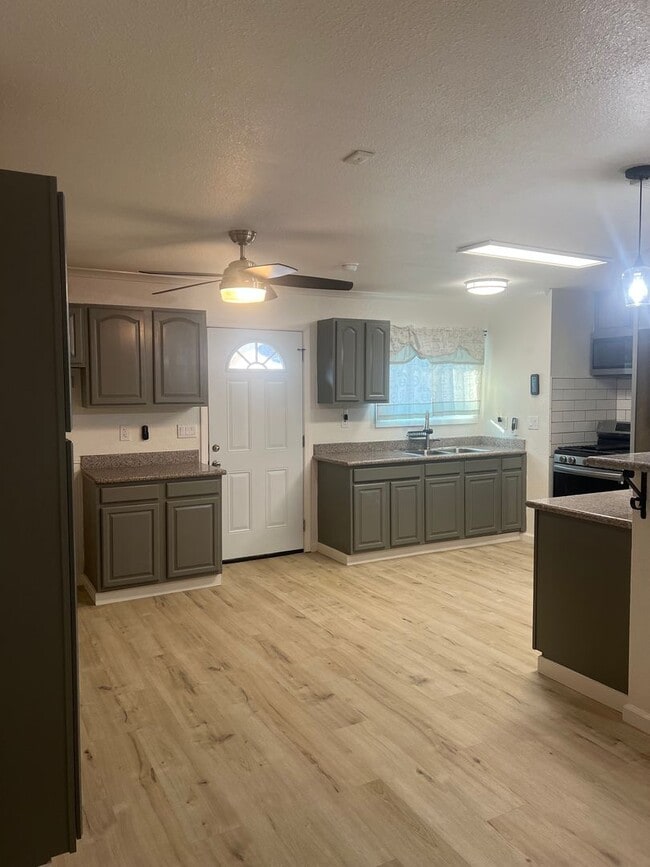 Building Photo - Charming 1 bedroom home