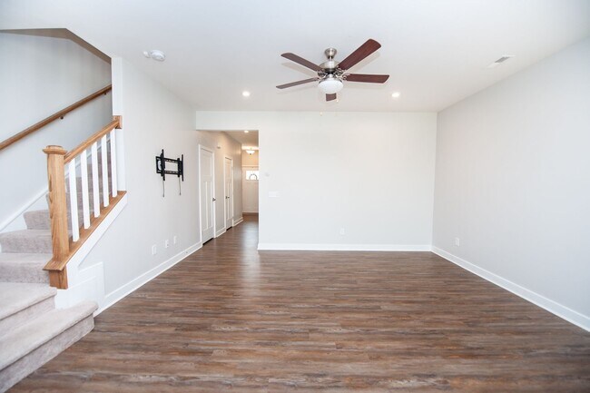 Building Photo - 3BR/2.5BA Fully-Loaded Luxury Townhome on ...