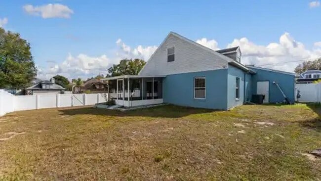 Building Photo - Davenport 3 Bedroom 2 Bathroom Corner Lot!!!