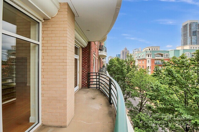 Building Photo - 400 N Church St