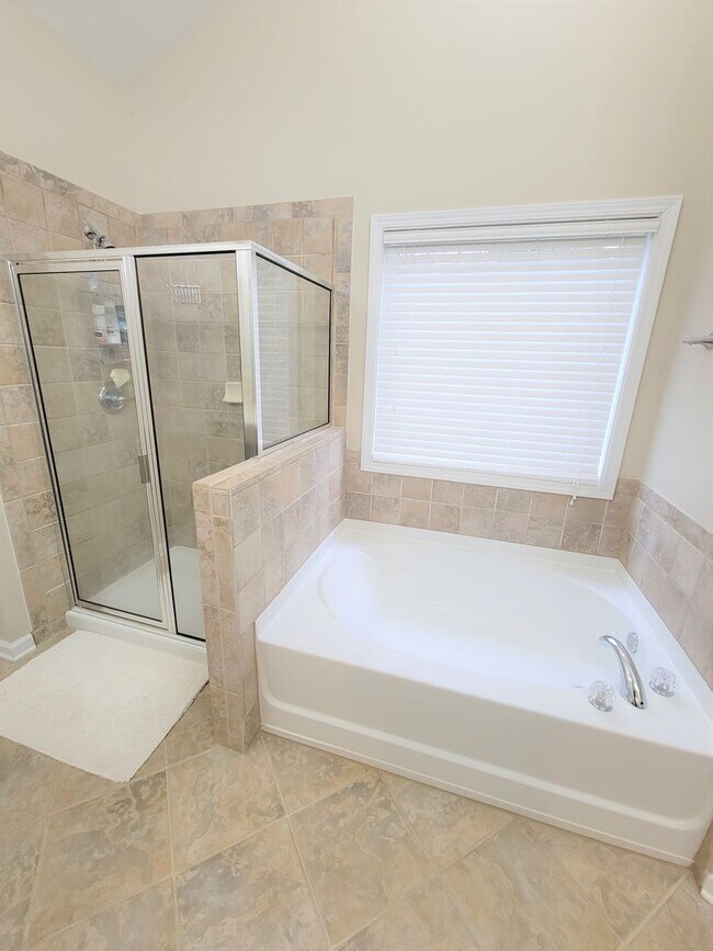 Building Photo - Stunning Willoughby Park Home