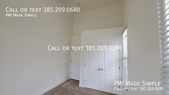 Building Photo - 3042 E Somerset Dr