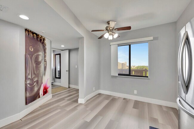 Building Photo - 2200 S Cypress Bend Dr