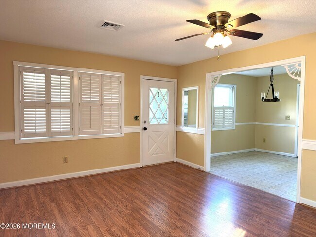 Building Photo - 931 Cypress Ave