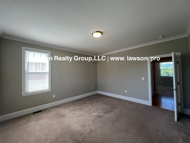 Building Photo - Upscale Three Bedroom in Colonial Green with Garage