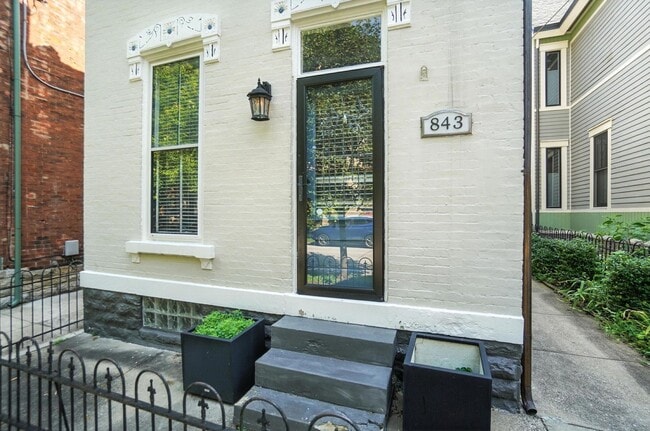 Building Photo - 843 Overton St