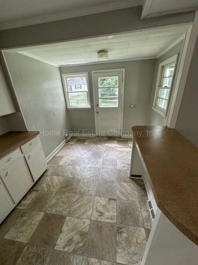 Building Photo - 720 W Twenty-Sixth St