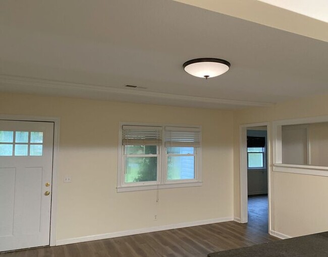 Building Photo - Cottage home, 5 minutes to Wrightsville Be...