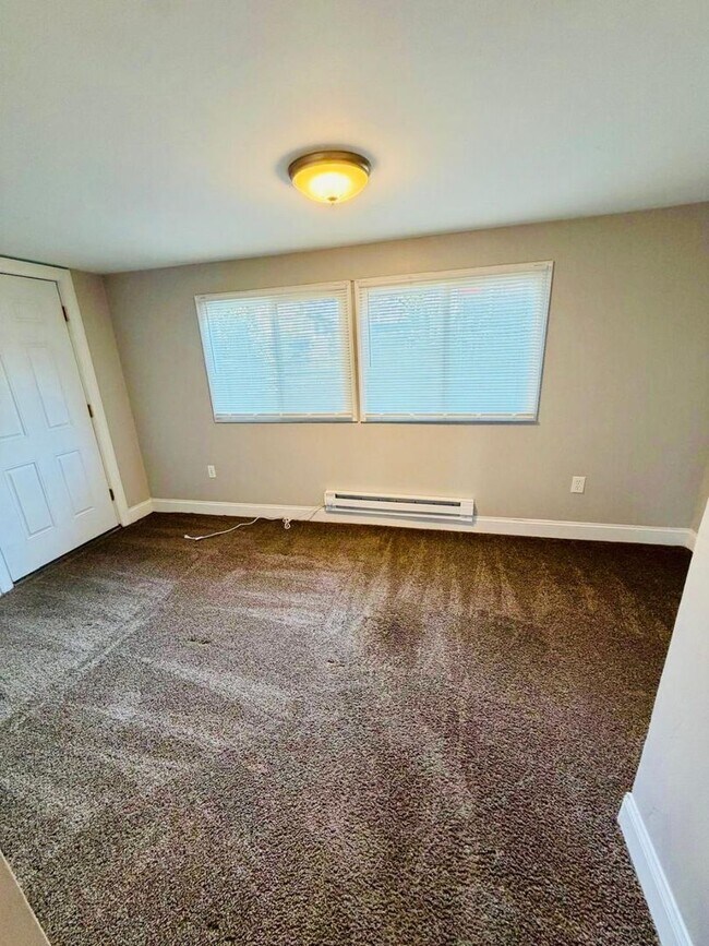 Building Photo - 4 Bed, 1 Bath Row home - Section 8 Approved