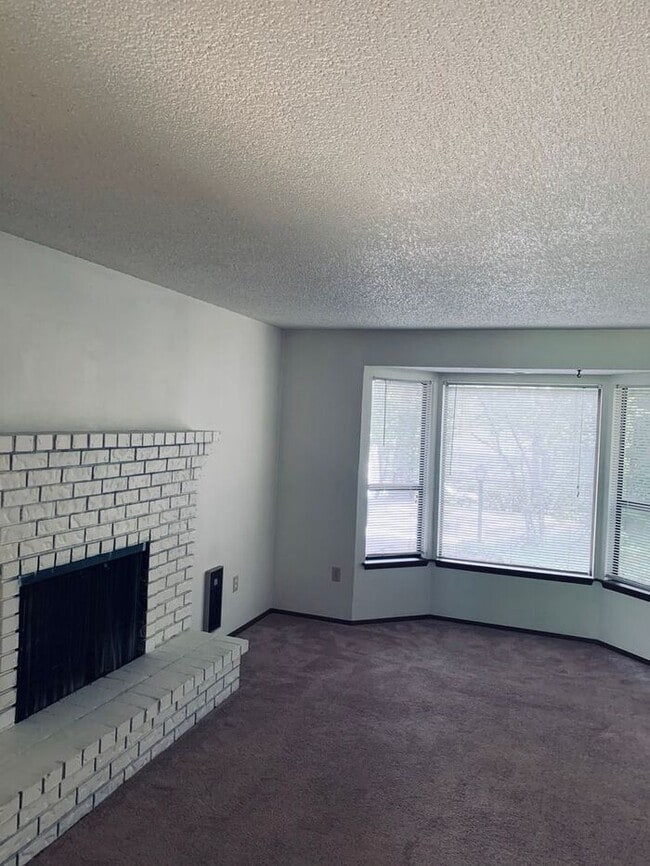 Building Photo - Nice 2 Bedroom Duplex in Edgewood!