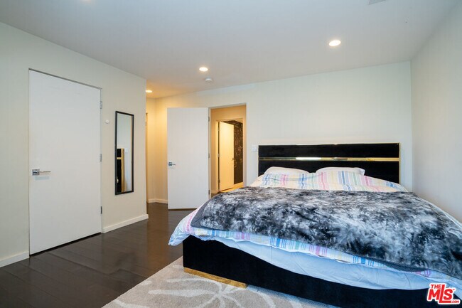 Building Photo - 3865 Buena Park Dr